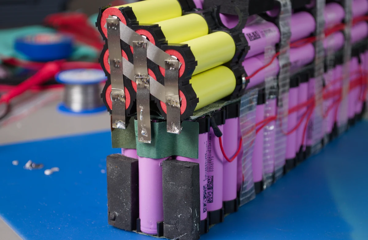 Täpne jootmine akupakil